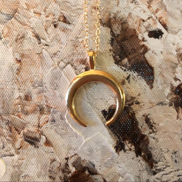 🌙 Crescent Moon Necklace Faux Gold or Silver - Picture 5 of 8